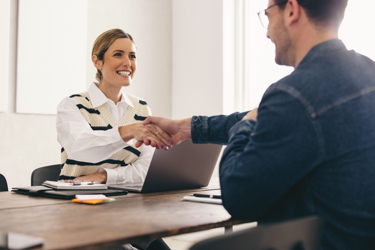 Fotografia de gente cerrando un trato